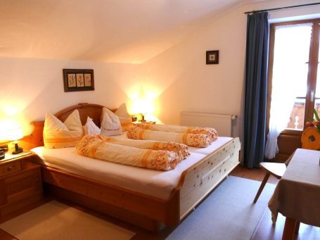 Schlafzimmer Gemütliches Schlafzimmer mit Holzmöbeln und sanfter Beleuchtung.