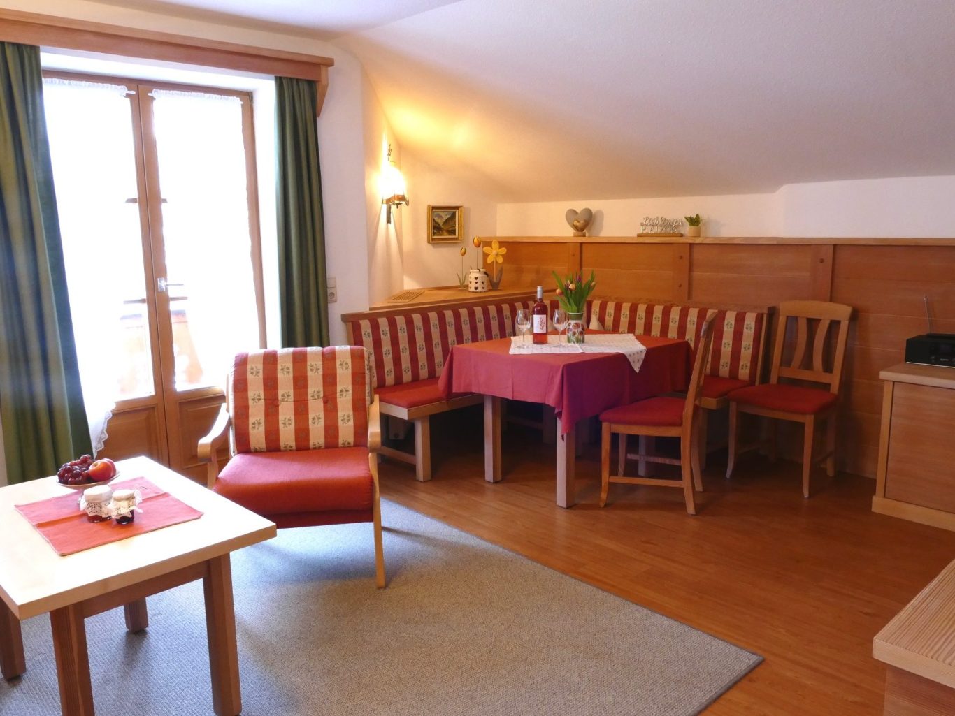 Großzügiges Wohnzimmer Gemütlicher Wohnraum