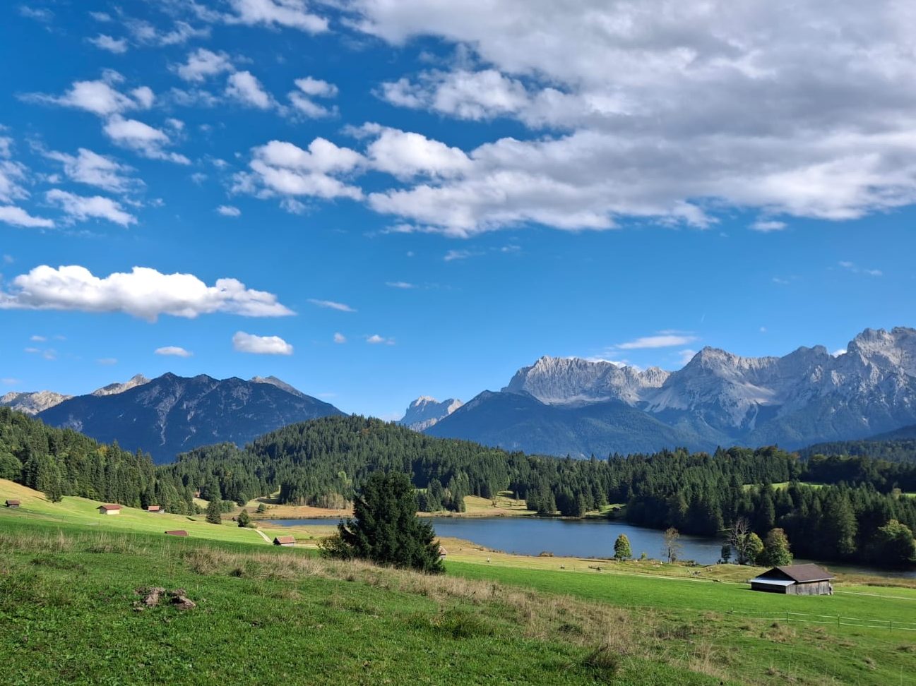 Ferienwohnung Alpenstern Krün Bayerisches Ampiente in ruhiger Lage und blühendem Garten.